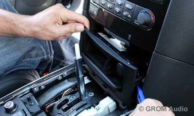 Installation of GROM USB MP3 and iPod  adapter in Infiniti FX35 2009 - step5