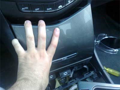 GROM USB MP3 and iPod adapter in Honda Accord 2007 - pull out the cubby