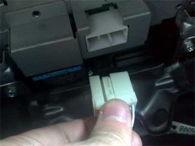 GROM USB MP3 and iPod adapter in Honda Accord 2007 - access the CD changer port
