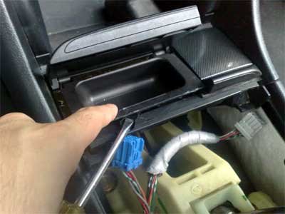 GROM USB MP3 and iPod adapter in Honda Accord 2007 - open small compartment step 2