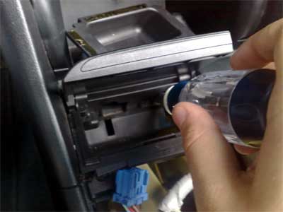 GROM USB MP3 and iPod adapter in Honda Accord 2007 - remove the screws