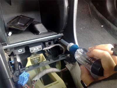 GROM USB MP3 and iPod adapter in Honda Accord 2007 - remove two screws holding the cubby
