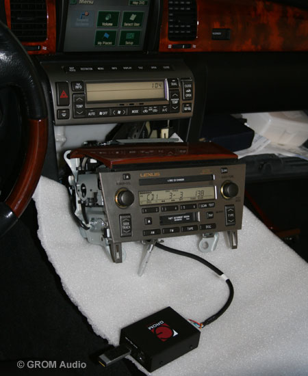 Installation of GROM USB MP3 and iPod adapter into Lexus SC430 2006 - test the operation before you assemble the stereo back