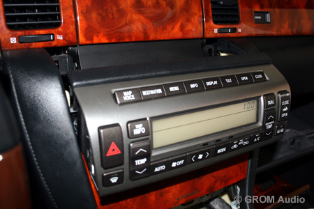 Installation of GROM USB MP3 and iPod adapter into Lexus SC430 2006 - unclip AC controls