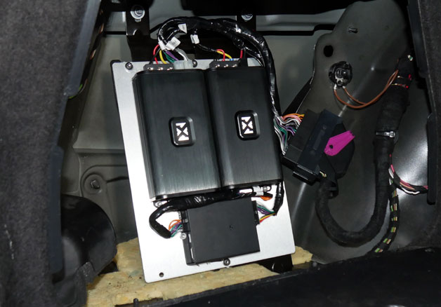 Amplinq, NVX and AUD32 interface cable on the plate 