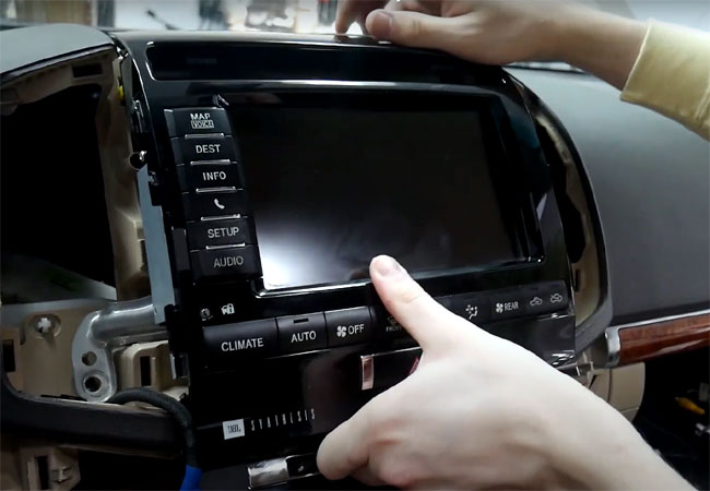 CarPlay Installation into Toyota Land Cruiser 2013-2015